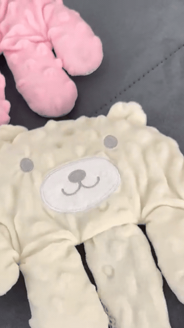 Detalhe em close da mão de pelúcia da Almofada Calmante Baby